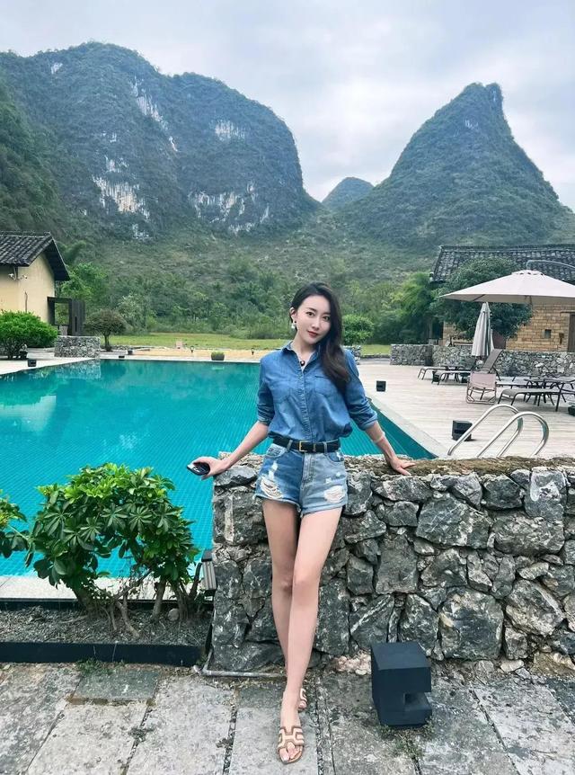 超漂亮美女穿搭緊身牛仔褲 身材完美展示