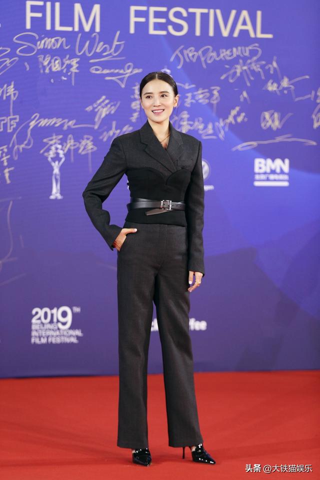 恭喜！女星紅毯斗艷“風(fēng)向”變了，捂得嚴(yán)實(shí)還艷壓群芳，才是真美