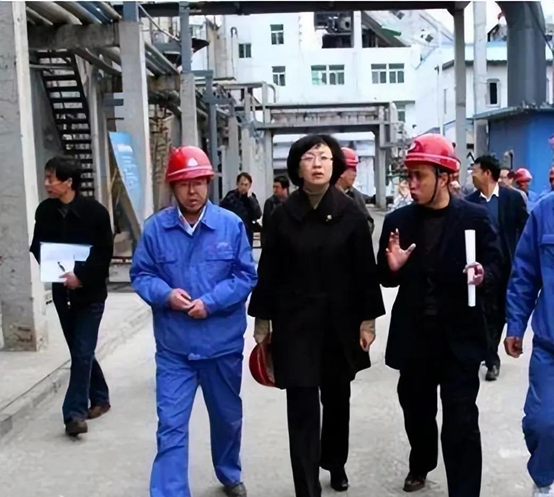 記實(shí)：美女市長(zhǎng)楊曉波，陪睡40位男人，被抓時(shí)跪地哭喊求饒