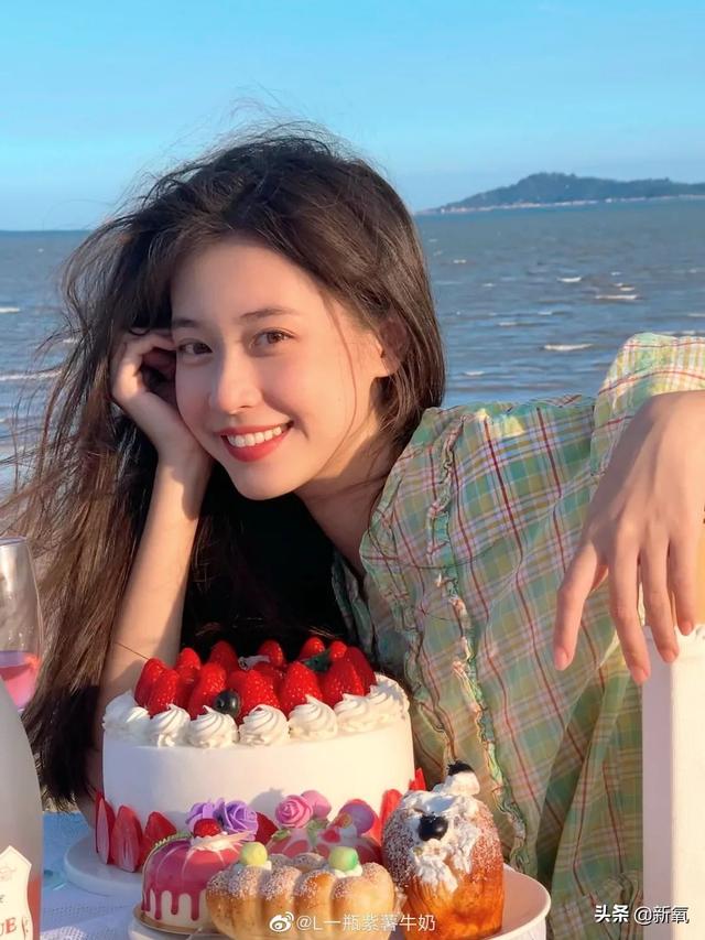 這張憂(yōu)郁的甜妹臉，隨便一張都是會(huì)被美少女們拿來(lái)做頭像的程度