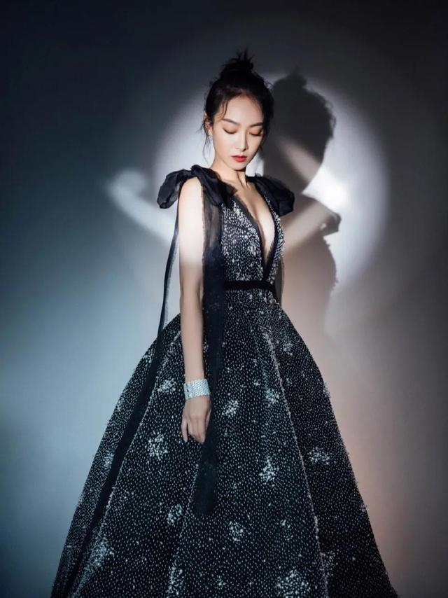 八位美女寫(xiě)真，風(fēng)姿綽約小天仙，驚鴻一瞥清流溪，有你喜歡的嗎？