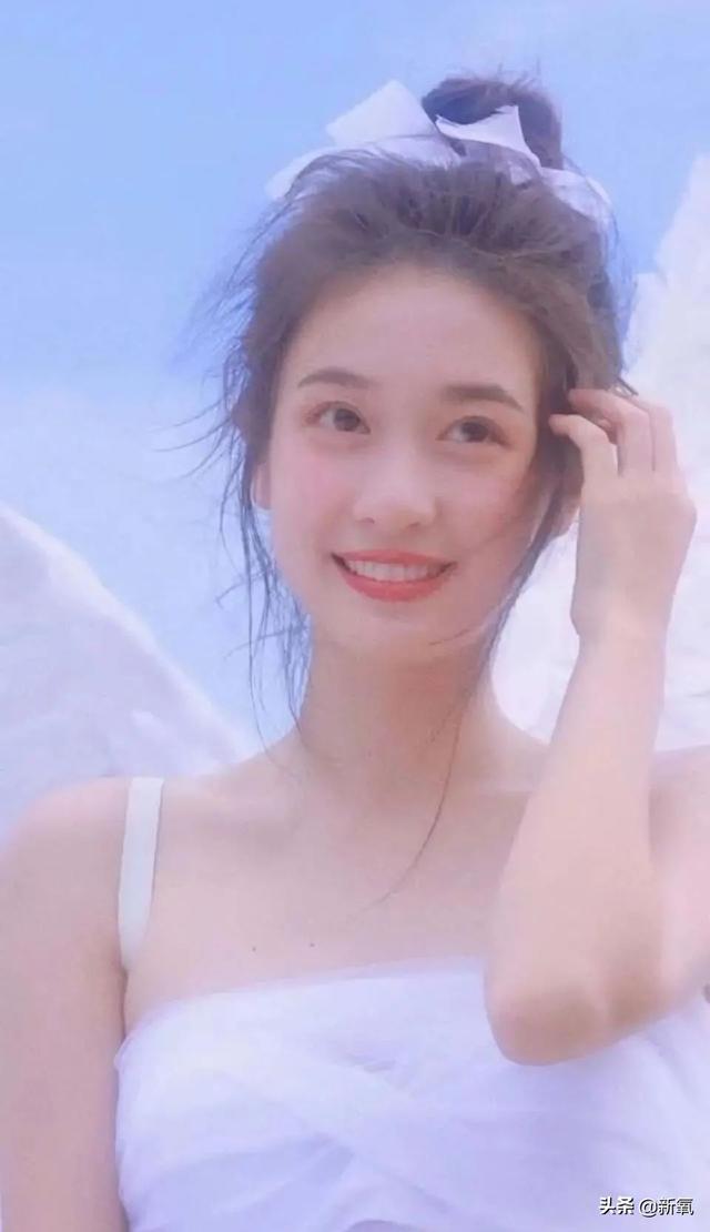 這張憂(yōu)郁的甜妹臉，隨便一張都是會(huì)被美少女們拿來(lái)做頭像的程度