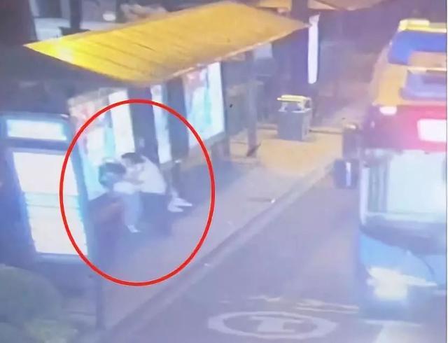 美女小姐姐在公交站等車被強(qiáng)吻，男子竟說是因?yàn)閻勰娇刂撇涣俗约海? onerror=