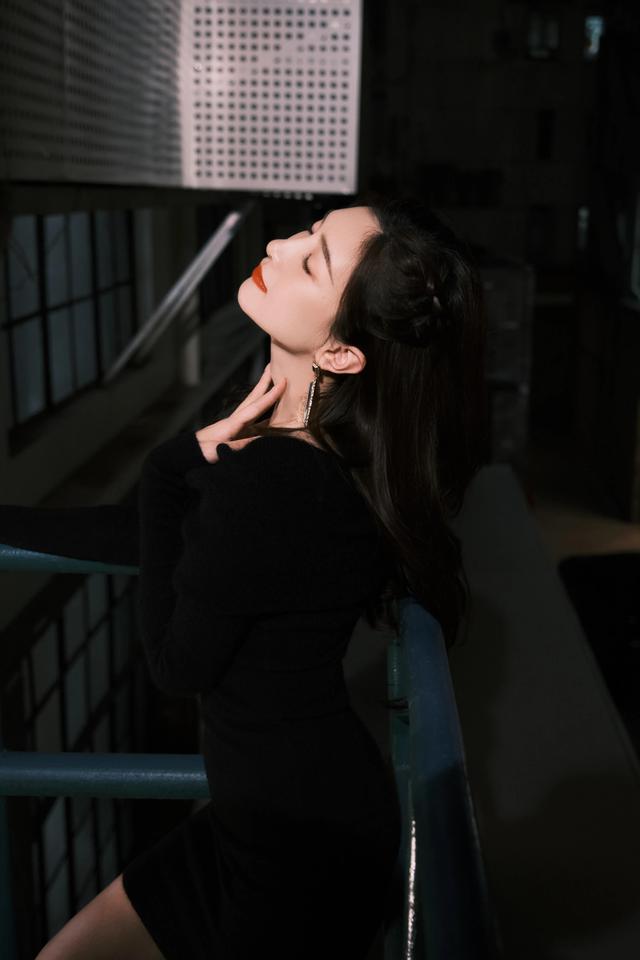 八位美女寫(xiě)真，風(fēng)姿綽約小天仙，驚鴻一瞥清流溪，有你喜歡的嗎？