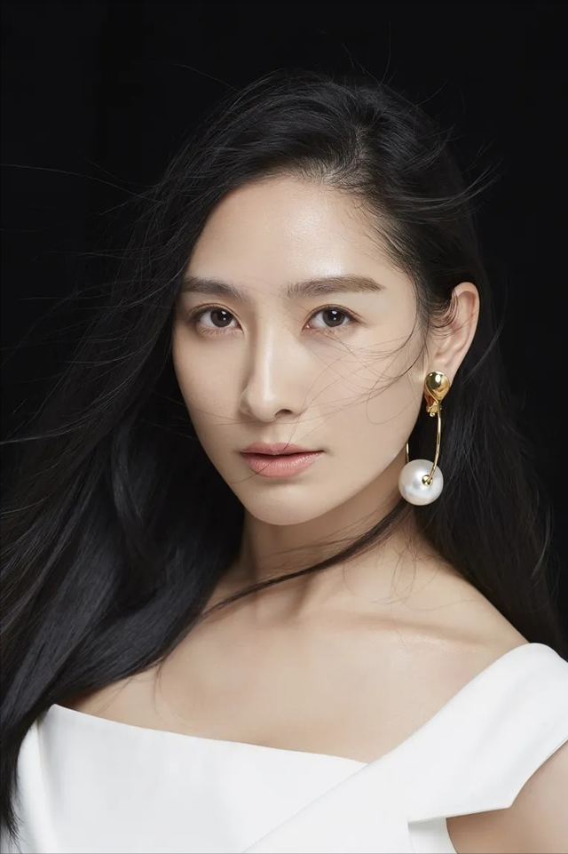 “自帶苦相”的九位女星，個(gè)個(gè)愁容滿面，演什么都喪，太吃虧了
