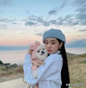美女大胸(韓國貓系拽姐宋智雅的穿搭絕了，大胸女孩的穿衣模板，又辣又美)