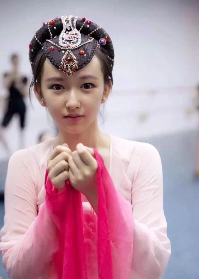 這個98年生的大胸蘿莉，當過蔡徐坤導師，和王一博跳過舞：這是妖精轉世吧