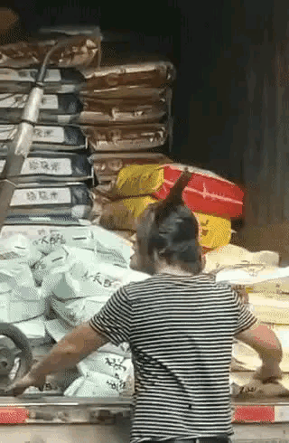 “妹子睡覺把腳伸我這，要給她點教訓嗎？”哈哈哈撓她的腳心才對