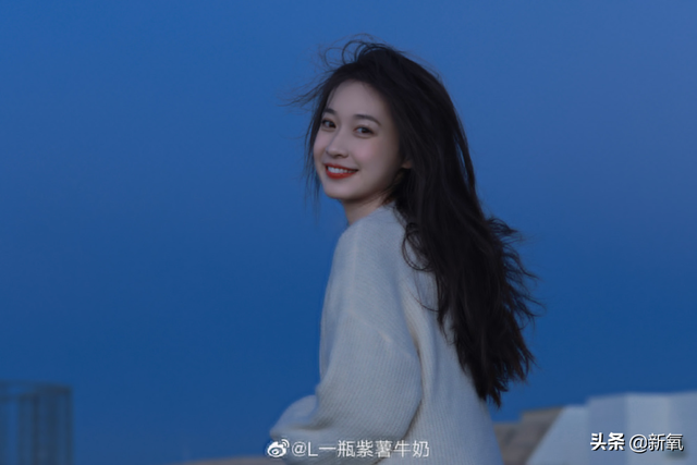 這張憂(yōu)郁的甜妹臉，隨便一張都是會(huì)被美少女們拿來(lái)做頭像的程度