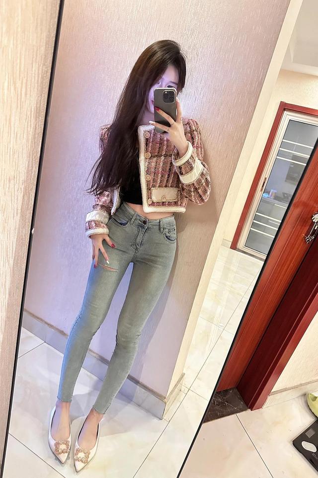 超漂亮美女穿搭緊身牛仔褲 身材完美展示