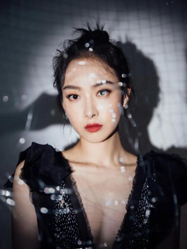 八位美女寫(xiě)真，風(fēng)姿綽約小天仙，驚鴻一瞥清流溪，有你喜歡的嗎？
