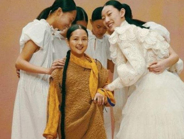 “最美袖珍人”黃韻伊，1米35酷似女明星，年入百萬仍然單身