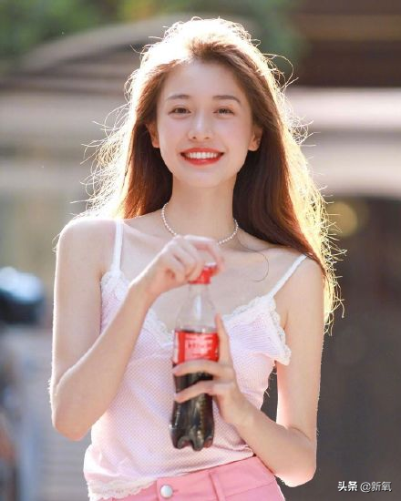 這張憂(yōu)郁的甜妹臉，隨便一張都是會(huì)被美少女們拿來(lái)做頭像的程度