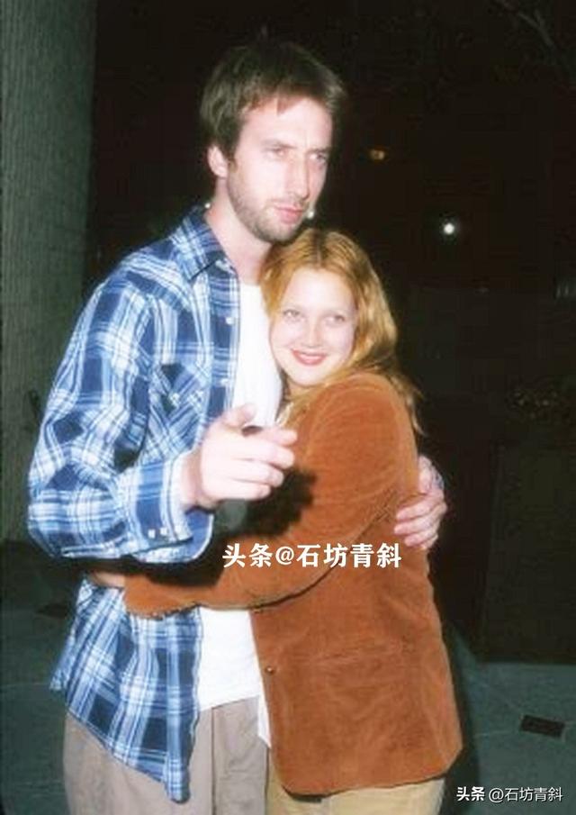 壞女孩的起伏人生：13歲吸毒，19歲結(jié)婚兩個(gè)月分手，48歲獨(dú)帶倆娃