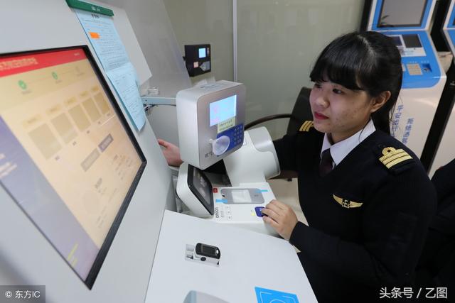 24歲美女駕民航客機(jī)一周飛四趟，從不穿裙子，第一次飛行滿手是汗