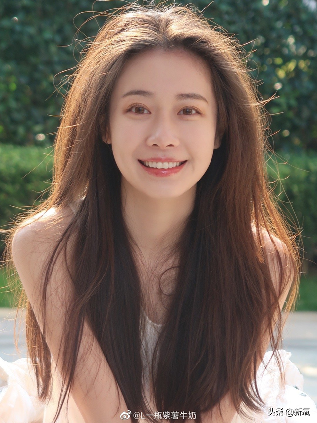 這張憂(yōu)郁的甜妹臉，隨便一張都是會(huì)被美少女們拿來(lái)做頭像的程度