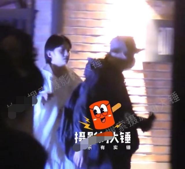 包貝爾與美女酒吧約會(huì)，兩人當(dāng)街曖昧拉扯，女方疑未滿(mǎn)足男方要求