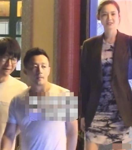 汪小菲深夜現(xiàn)身酒吧，身旁美女吸睛，顏值不輸大S，婚姻狀態(tài)成迷