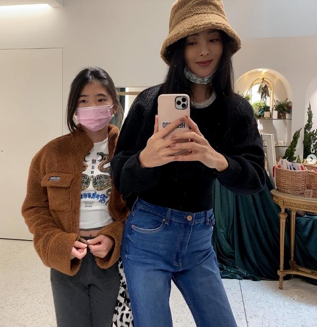 曹格老婆曬女兒近照，11歲Grace穿媽媽泳裝，吳速玲猛夸可愛有型