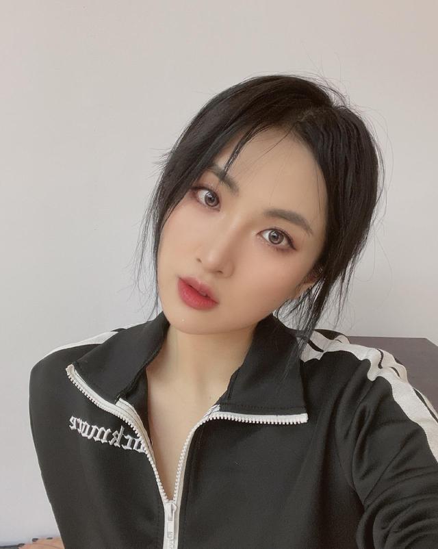 華為二公主拍時尚大片，高難度動作秀美腿，卻被嘲胯寬驚人沒有胸