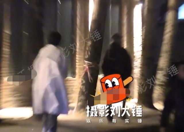 包貝爾與美女酒吧約會(huì)，兩人當(dāng)街曖昧拉扯，女方疑未滿(mǎn)足男方要求