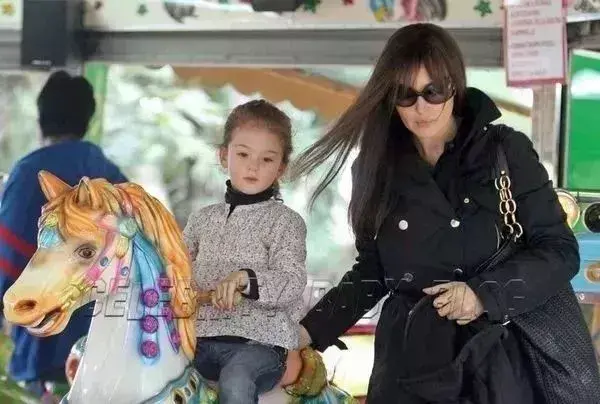 她是全球公認的最性感女神：“裸露”卻不情色的人間尤物