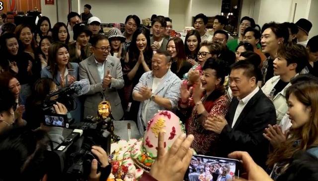 曾志偉70歲大壽現(xiàn)場，美女如云放飛自我，輪流與超模熱吻玩的超大