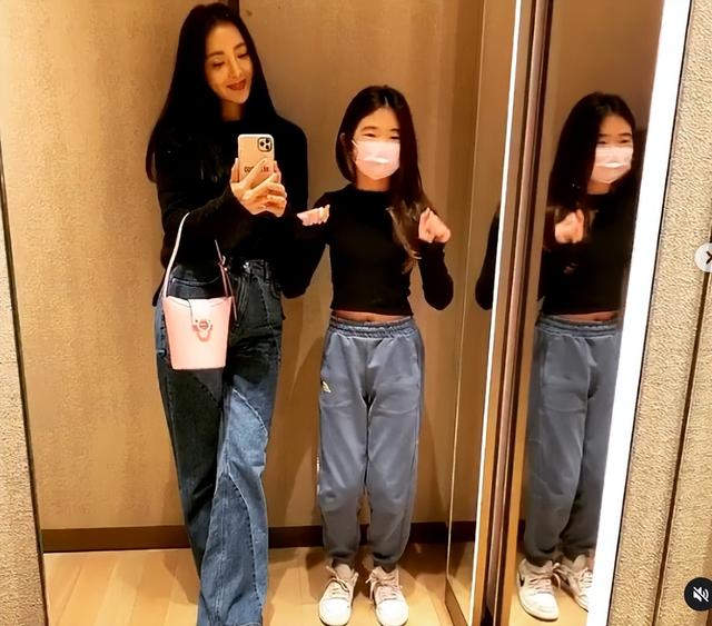 曹格老婆曬女兒近照，11歲Grace穿媽媽泳裝，吳速玲猛夸可愛有型