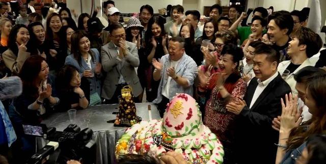 曾志偉70歲大壽現(xiàn)場，美女如云放飛自我，輪流與超模熱吻玩的超大