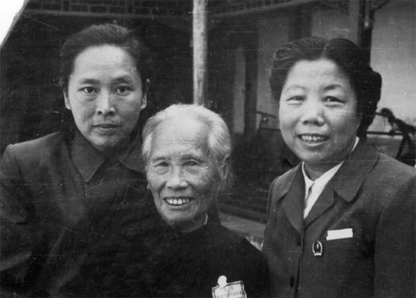 黃埔軍校最美女兵，給兩位正國級(jí)當(dāng)過秘書，丈夫也是正國級(jí)