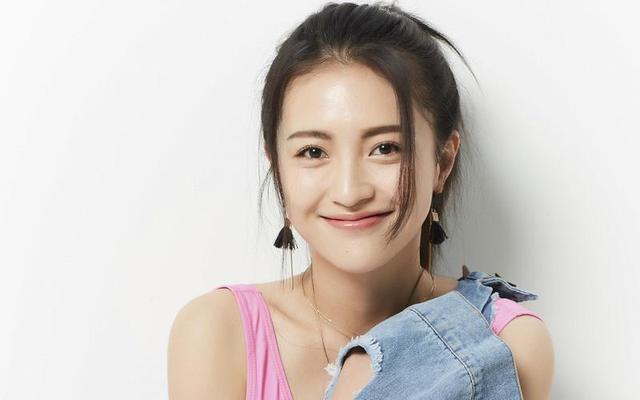 包貝爾與美女酒吧約會(huì)，兩人當(dāng)街曖昧拉扯，女方疑未滿(mǎn)足男方要求