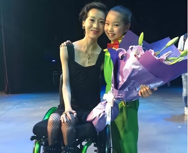 15年過去了，那個摔成終身殘疾、讓張藝謀愧疚一生的女人還好嗎？