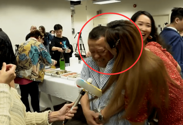 曾志偉70歲大壽現(xiàn)場，美女如云放飛自我，輪流與超模熱吻玩的超大