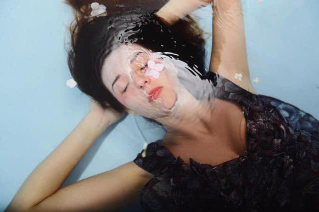 每年夏天，他都會在室內泳池拍攝美女與水