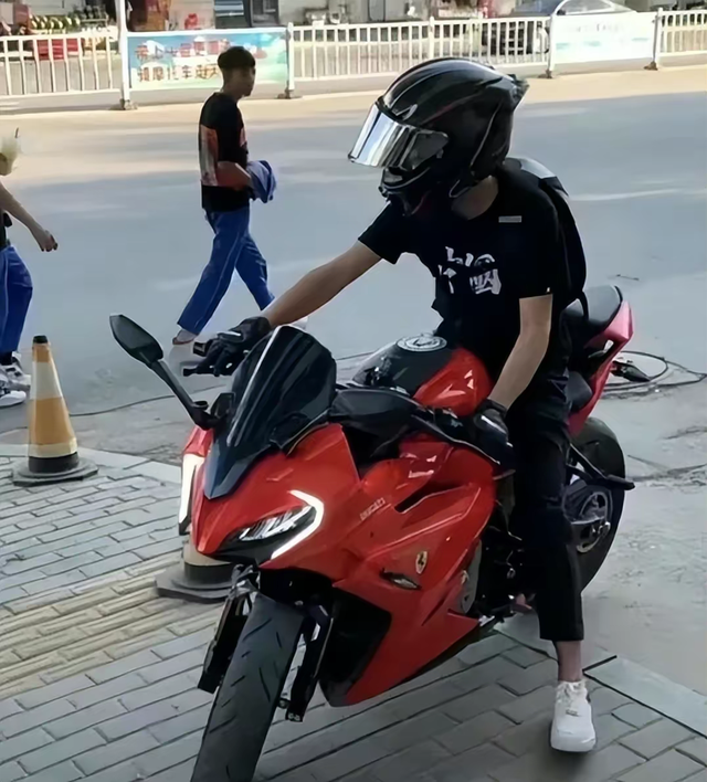 又有美女網(wǎng)紅騎手車禍去世！現(xiàn)場一片狼藉好慘烈，生前不聽人勸阻