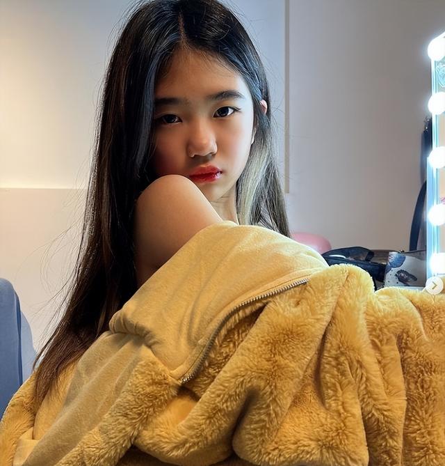 曹格老婆曬女兒近照，11歲Grace穿媽媽泳裝，吳速玲猛夸可愛有型