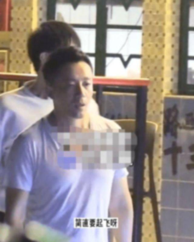 汪小菲深夜現(xiàn)身酒吧，身旁美女吸睛，顏值不輸大S，婚姻狀態(tài)成迷