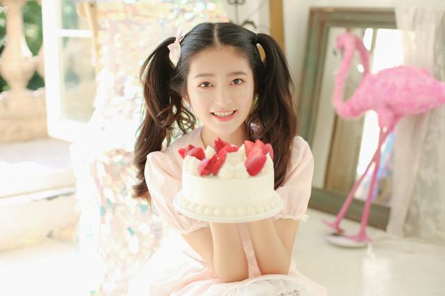 故事：美女被綁上后瘋狂反抗，硬生生將男人手臂上的肉咬下