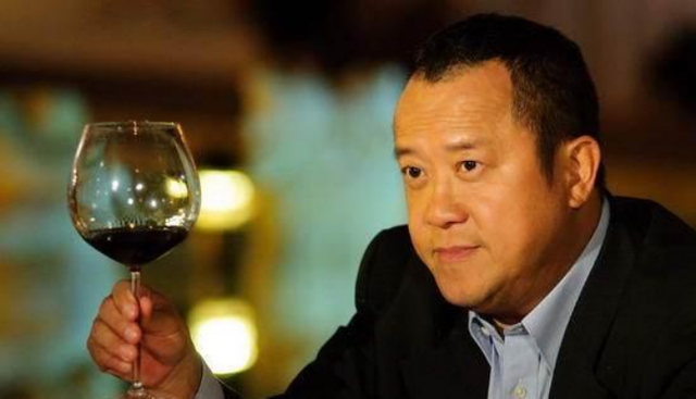 強吻、摸胸、掀裙底，娛樂圈的“不雅之舉”是意外還是趁機揩油？
