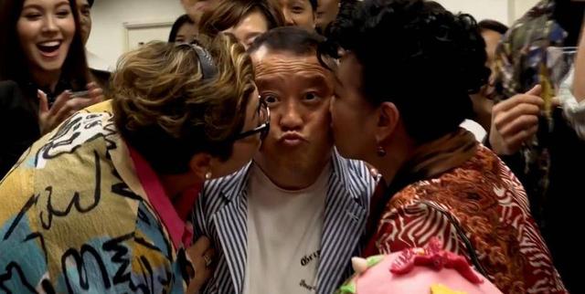 曾志偉70歲大壽現(xiàn)場，美女如云放飛自我，輪流與超模熱吻玩的超大
