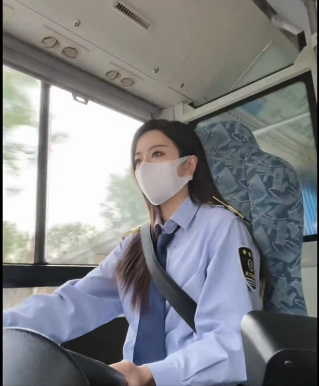 陜西西安一名900路的女公交司機高顏值走紅網(wǎng)絡(luò):被稱為“最美公交女司機”