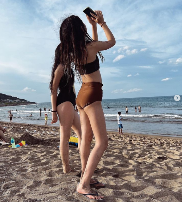 曹格老婆曬女兒近照，11歲Grace穿媽媽泳裝，吳速玲猛夸可愛有型