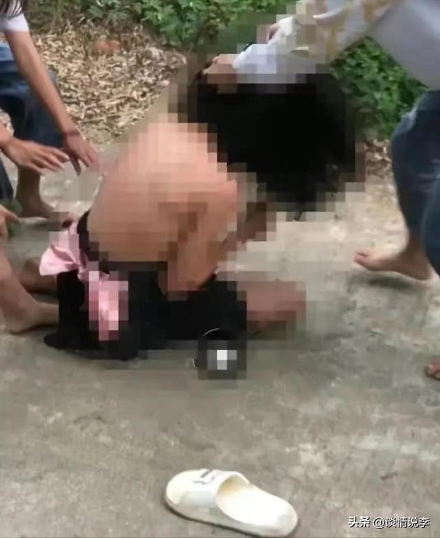 臨高13歲女孩被扒衣服凌辱，其父自責(zé)，撕開了這個社會悲哀的一幕