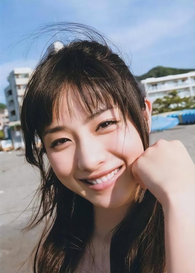 她的美貌和身材讓她被譽(yù)為“日本櫻花女神”