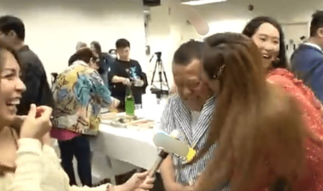曾志偉70歲大壽現(xiàn)場，美女如云放飛自我，輪流與超模熱吻玩的超大