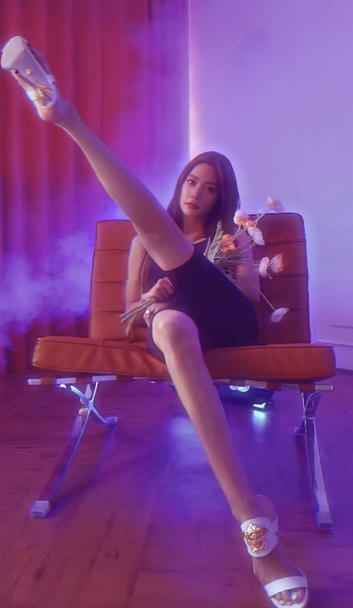 第一美女克拉拉炫大長腿！穿短褲抬腿動作太夸張，美腿修長太吸睛