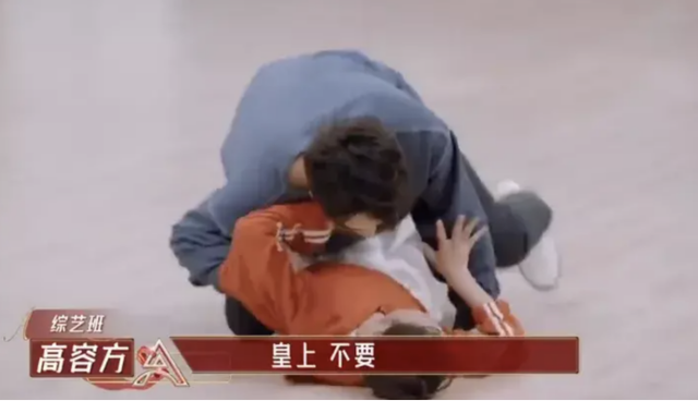 強吻、摸胸、掀裙底，娛樂圈的“不雅之舉”是意外還是趁機揩油？