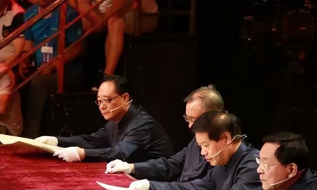 美女帶祖?zhèn)鲗毼镨b定，專家直言：您祖上何人？報價后遭疑現(xiàn)場開撕