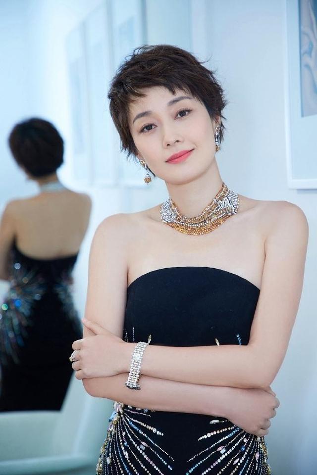 越老越漂亮的5位女星，年輕時(shí)長得一般，年紀(jì)大了反而更美了