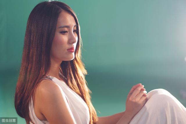 故事：美女被綁上后瘋狂反抗，硬生生將男人手臂上的肉咬下